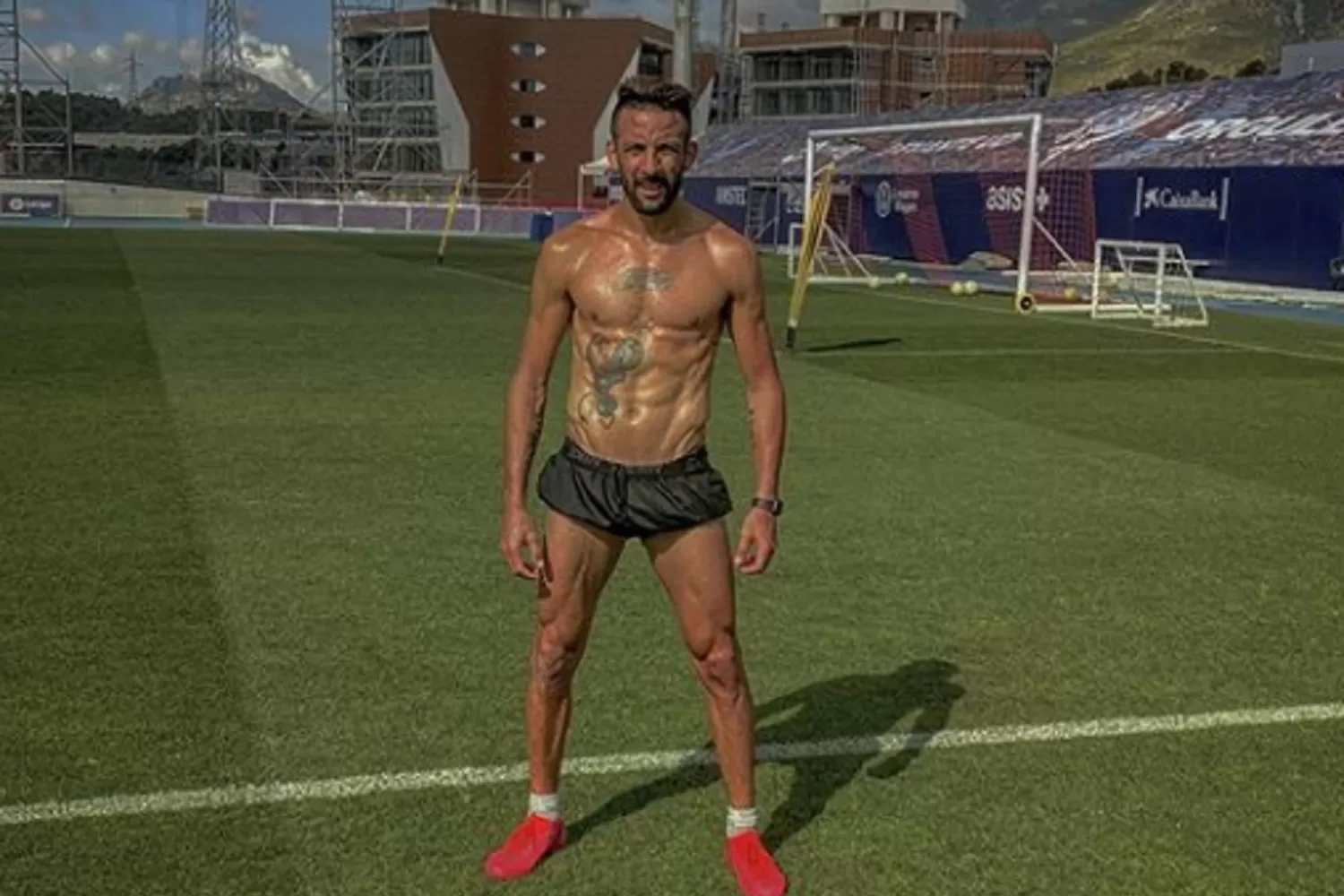 Isla mostró en sus redes sociales cómo se prepara para el regreso del fútbol. 