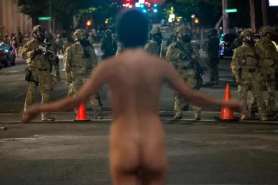 Bailó desnuda y frenó a la Policía