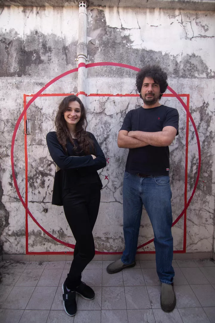 PAREJA CREATIVA. Luciana Torres se hizo cargo de la danza y Gabriel Lemme, del video, para presentar ”La caverna” en el concurso. 