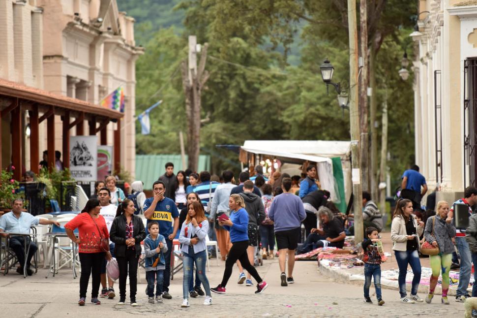 SAN PEDRO DE COLALAO, EL DESTINO MÁS ECONÓMICO. El precio para visitar la villa turística parte desde los $ 2.080 por persona. Eso incluye dos noches de alojamiento, dos excursiones y media pensión en los establecimientos gastronómicos adheridos; y se acepta un menor de cinco años sin cargo.