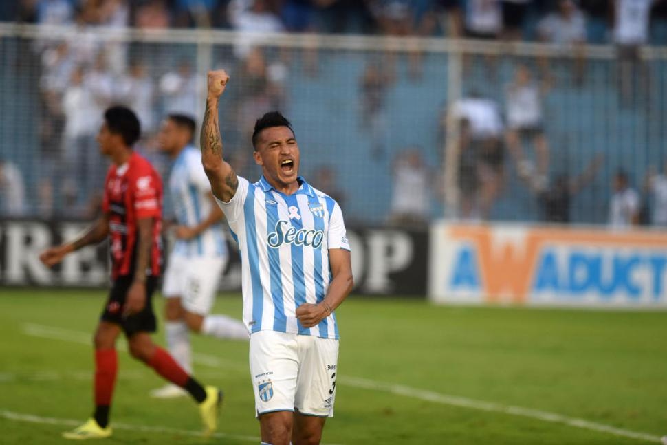 CELEBRACIÓN. Monzón levanta el puño tras el golazo que le marcó a Patronato, a fines de octubre del año pasado, 