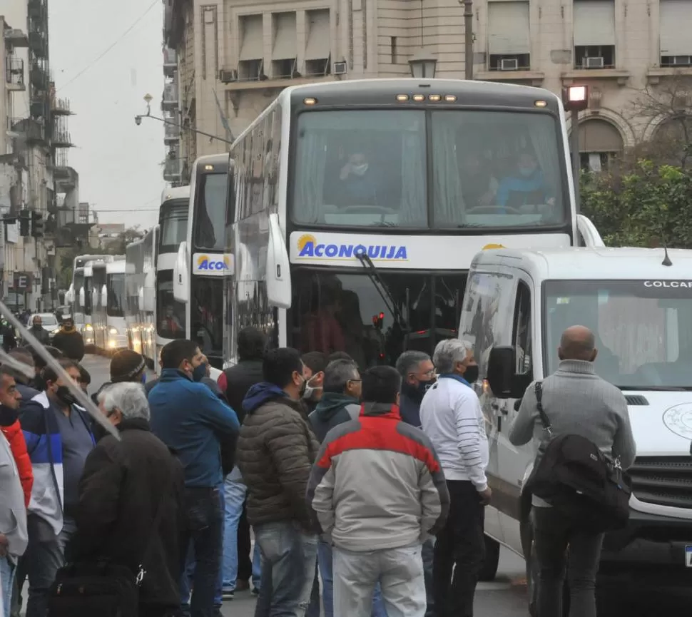 PIQUETE. Los trabajadores se manifestaron en la plaza Independencia. la gaceta / foto de antonio ferroni