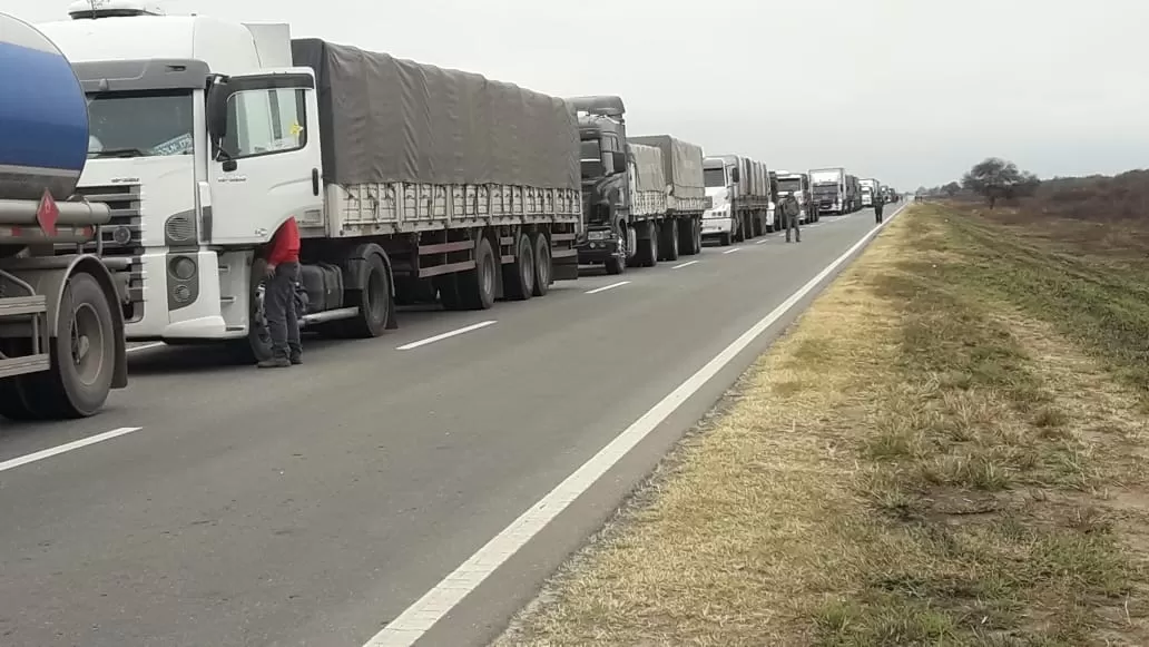 Los camioneros bloquearon la ruta 157 en reclamo por las demoras en el paso fronterizo