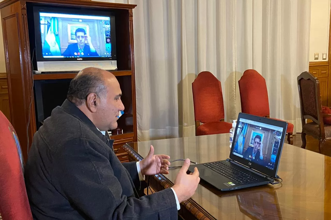 Manzur hablando con Wado de Pedro a través de la videoconferencia. PRENSA Y COMUNICACIÓN