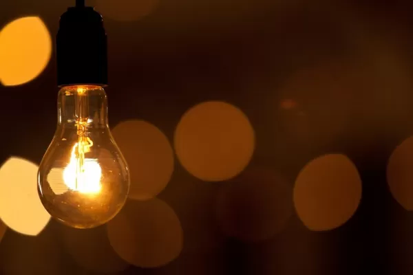 Se aplazó hasta fin de año la revisión de la tarifa de la luz, afirmó el titular del Ersept