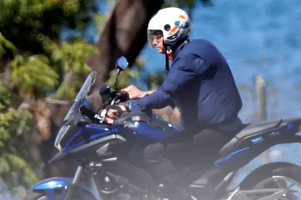 Con covid-19, Bolsonaro anda en moto y habla con empleados sin barbijo en la residencia oficial