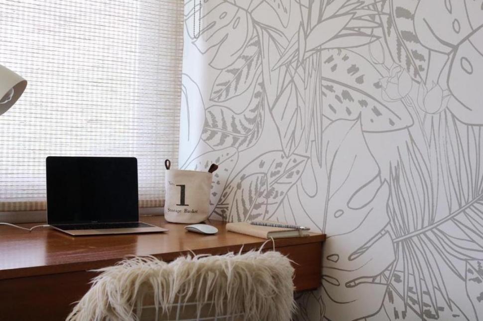  Colores claros y apacibles, pero con algún atractivo visual que aporta el mural. La luz natural es importante, y aunque de frente no es la situación ideal, se puede matizar con una persiana americana u otro tipo de cortina. Los colores grises, crudos, junto con la madera, brindan calidez y sensación de calma. Obra de Mercedes Costal, diseñadora.