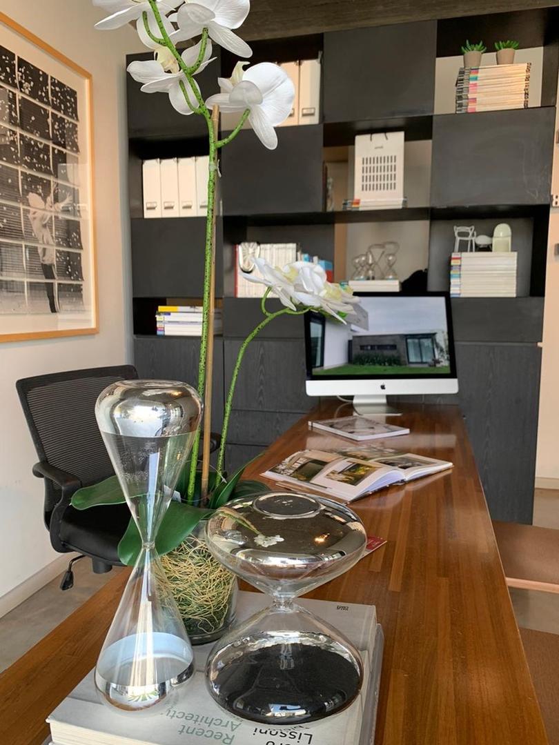  En los trabajos más de oficina y de diseño, el arquitecto Santiago Fernández Rey recomienda -y elige- los planos de trabajo (tablero, escritorio) de madera natural, que otorgan calidez a la vista y al tacto. En su estudio hogareño no tienen lugar las estridencias que “salten” a la vista y complementa la ambientación con flores naturales.