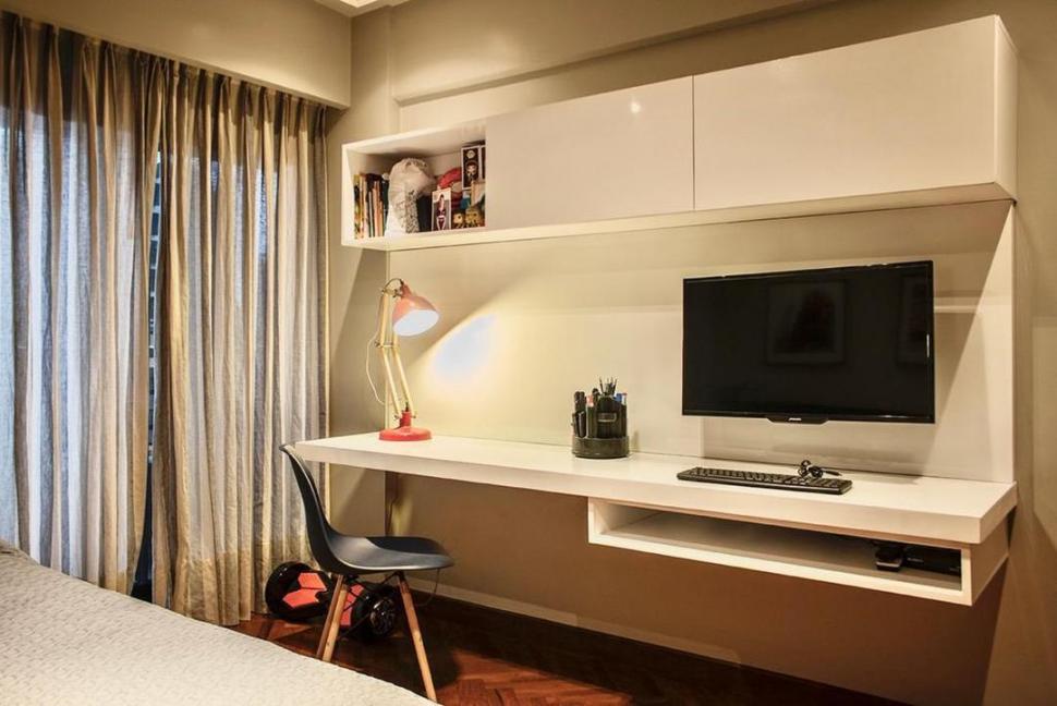 En el cuarto de los chicos se puede aprovechar el mueble de la TV para crear un espacio de estudio, donde tenga lugar la computadora. Fundamental: silla adecuada y luz puntual en el plano de trabajo. Obra de Tomás Fermoselle.
