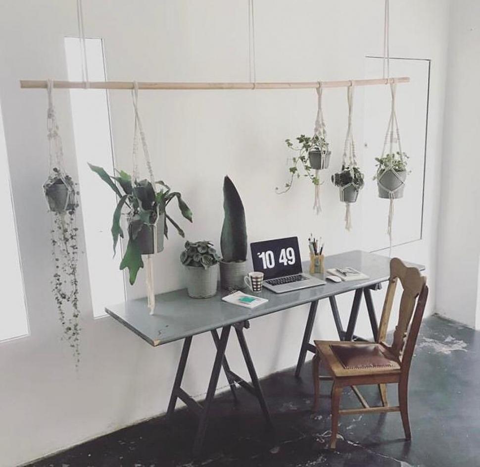  La arquitecta Agostina Sacco (Multiestudio) incorpora plantas al espacio de trabajo, como parte del confort visual. “La menor cantidad de objetos, todos funcionales. Siempre un mix de artículos: nuevos que siguen la tendencia. Antiguos con valor sentimental y reciclados para no contaminar el planeta. Porque equilibrio es belleza. Un espacio en armonía no solo es estético, sino también ético y sostenible”, recomienda.