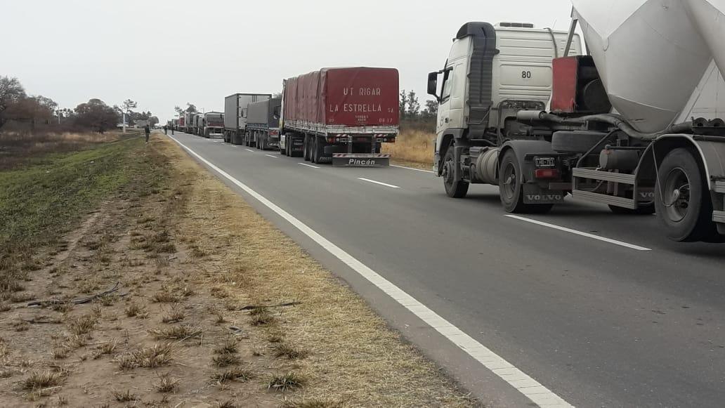 Los camioneros bloquearon la ruta 157 en reclamo por las demoras en el paso fronterizo