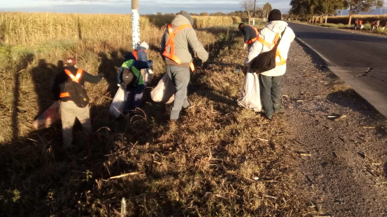 Tras la queja de los ruralistas empezaron a limpiar la basura al costado de la ruta