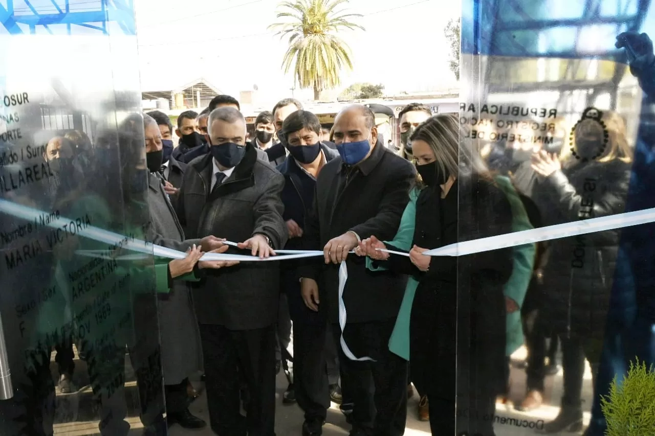 INAUGURACIÓN. Manzur y Jaldo, con el intendente Salomón, de Alderetes. Foto: Comunicación Pública