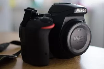 Pedía una recompensa por una cámara fotográfica y terminó aprehendido