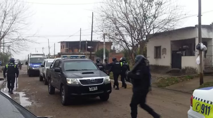 ALLANAMIENTO. Uno de los operativos efectuados en El Colmenar. Foto: ministerio de Seguridad