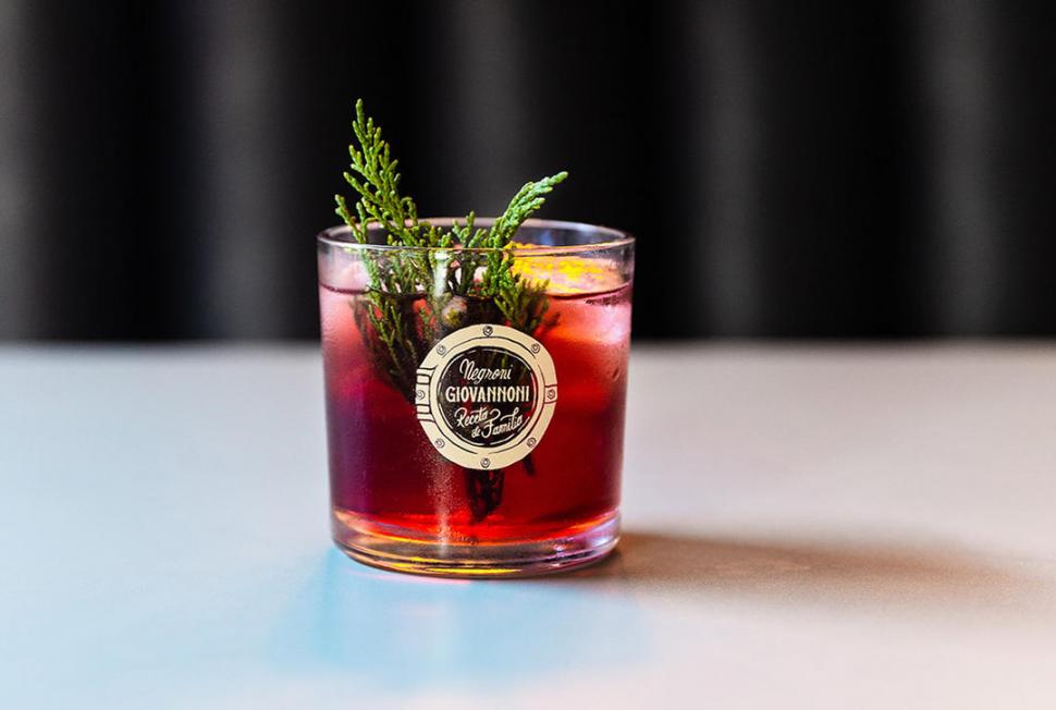  NEGRONI GIOVANNONI. Servir en un vaso corto con mucho hielo entero 30 ml de gin Príncipe de los Apóstoles; 30 ml de Vermouth Rosso Giovannoni; 30 ml de Vermouth Seco Giovannoni y 15 ml de Campari. Decorar con una rodaja de naranja.