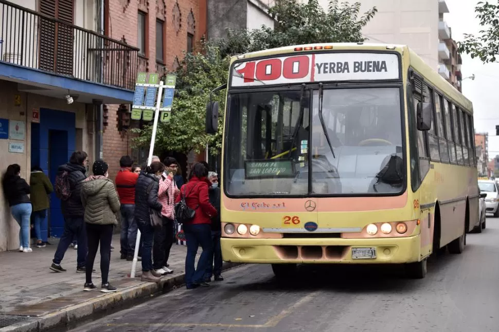 INCERTIDUMBRE. El lunes volverá la preocupación para quienes se trasladan en colectivo: si los choferes no cobran el sueldo, el martes habrá paro. la gaceta / foto de Inés Quinteros Orio