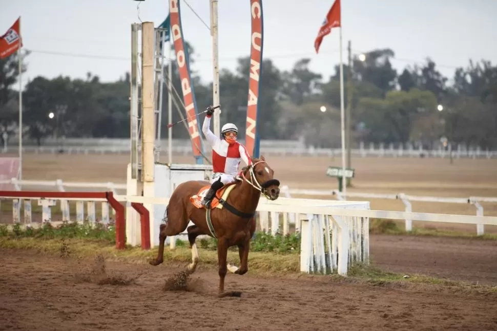 DOMINADOR. Teenek impuso su gran categoría en la prueba clásica. 