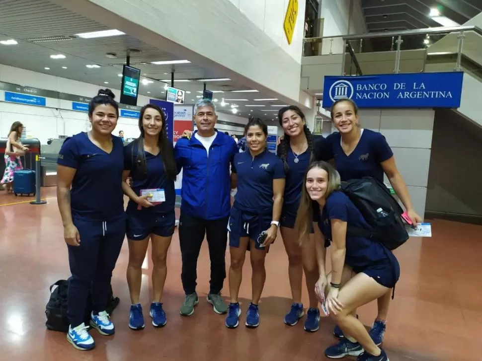 ORGULLO DOBLE. “Mono” Campos encadenó una carrera casi perfecta. Ahora es feliz viendo a su hija Agostina (a su derecha) triunfar en el deporte de la ovalada. 