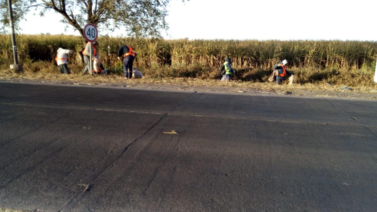 Tras la queja de los ruralistas empezaron a limpiar la basura al costado de la ruta