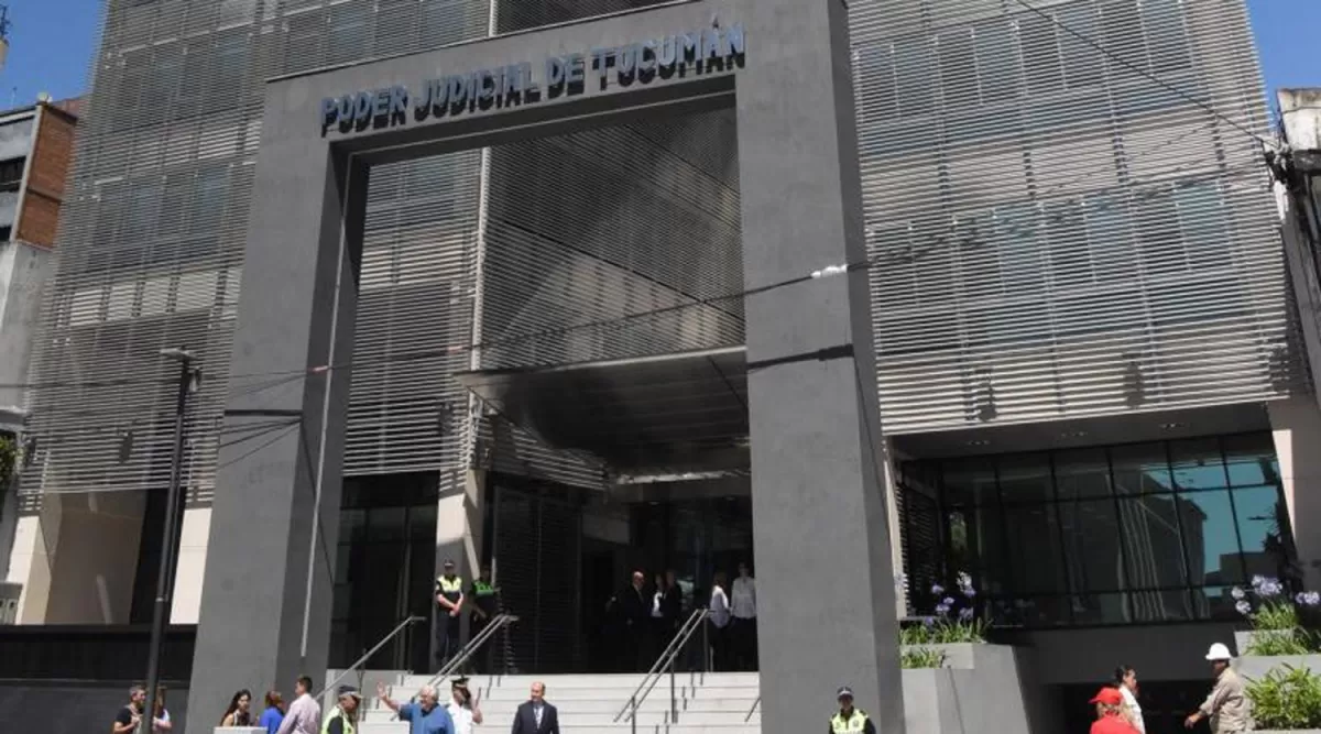 EDIFICIO DEL PODER JUDICIAL. La audiencia oral, pública y presencial será el martes, a las 10, en la sala del quinto piso de la sede de la calle España 431.