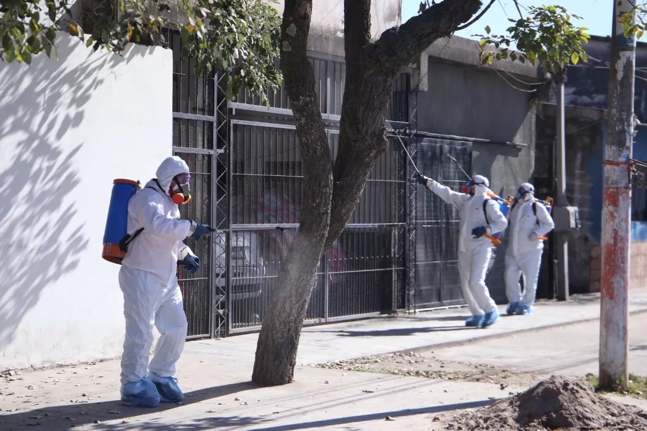 TRAJES ESPECIALES. Con rociadores, el personal afectado recorrió la zona de riesgo en Lastenia. Foto: Ministerio de Salud