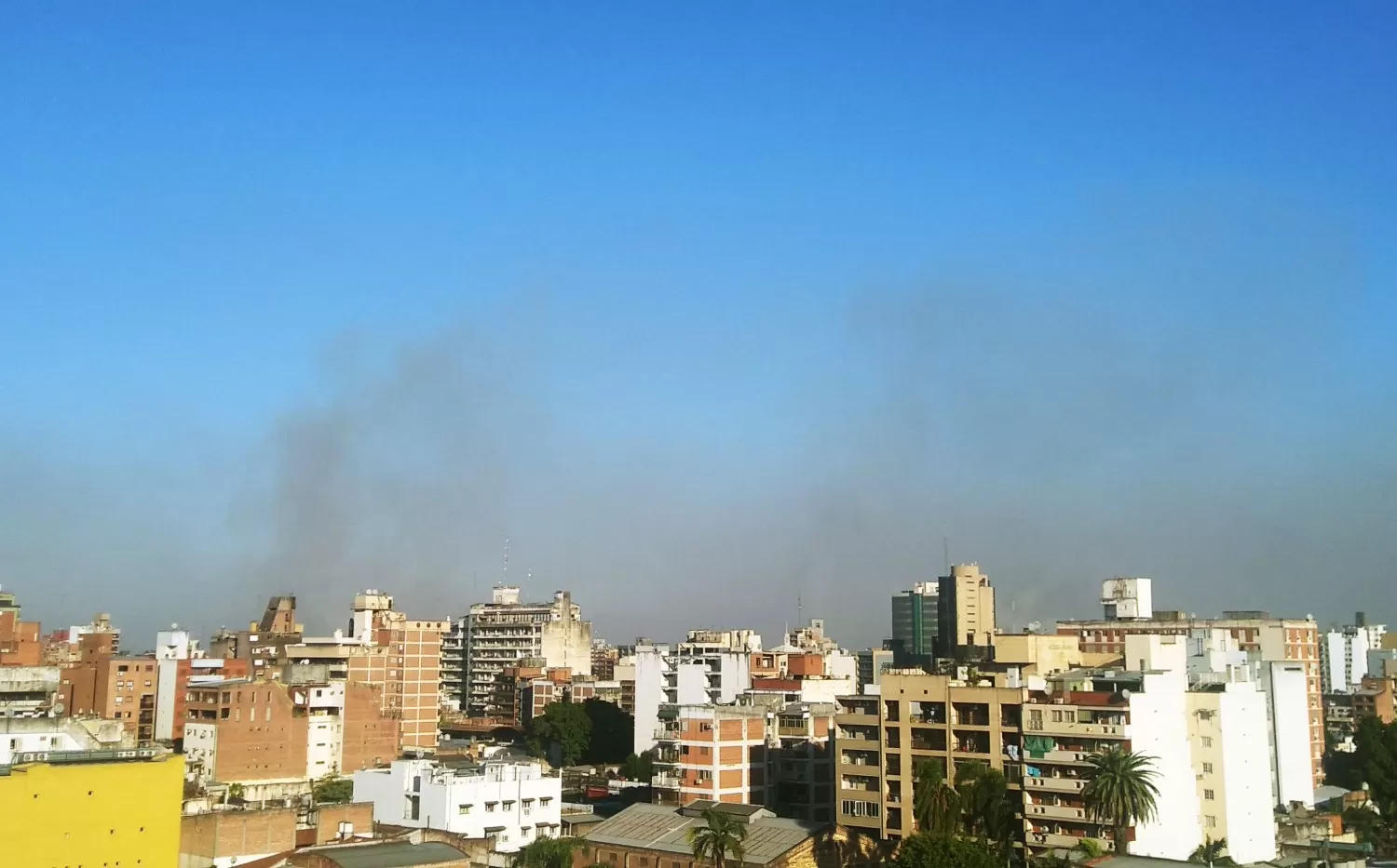 LA VISTA EN BARRIO SUR. Puede verse el humo que se eleva en el horizonte.