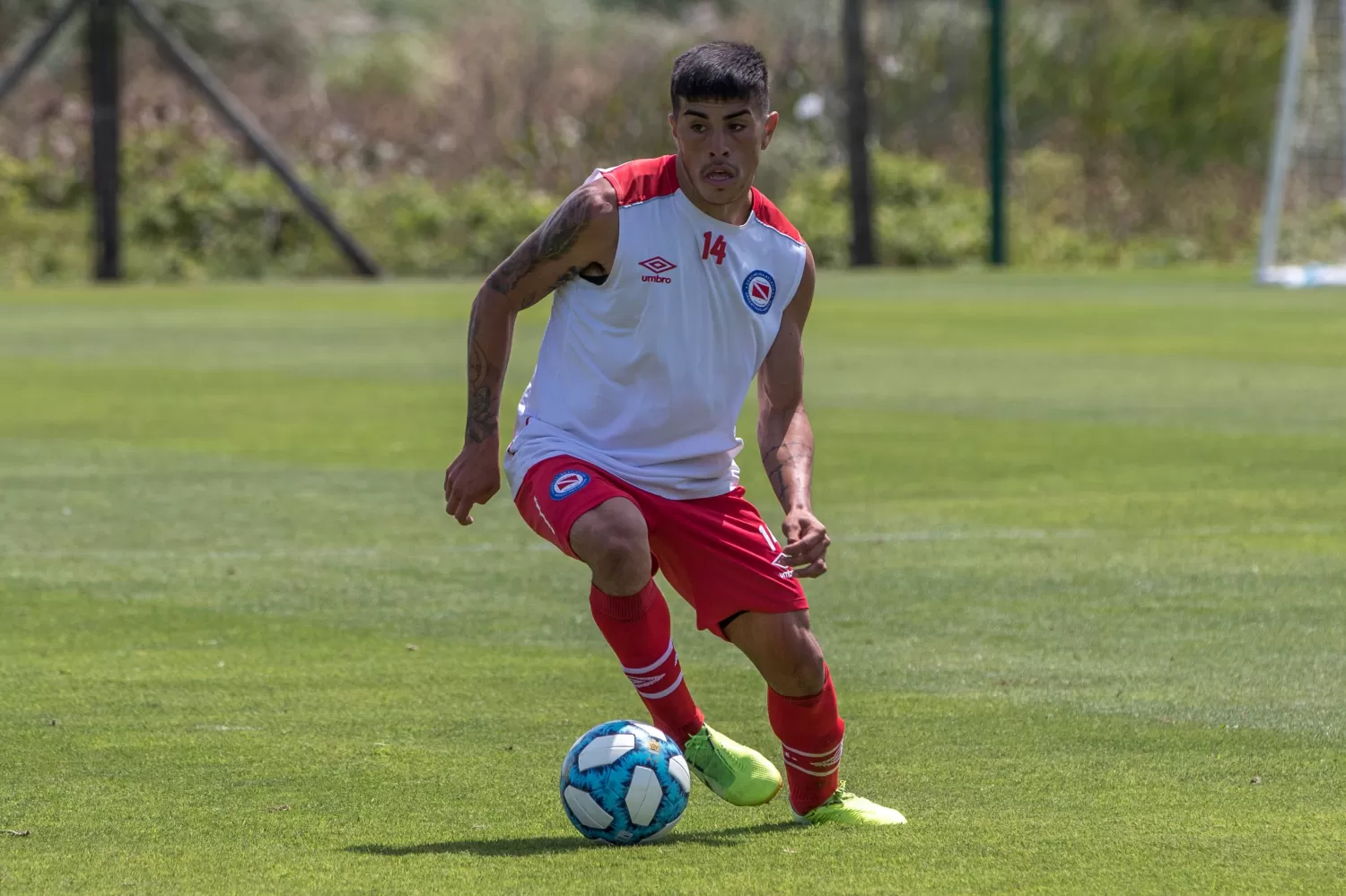 GABRIEL FLORENTÍN. El volante de 21 años juega en Argentinos. Foto: Twitter @AAAJoficial