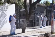 Con trajes especiales y pistolas sanitizantes, recorren Lastenia para atacar el virus