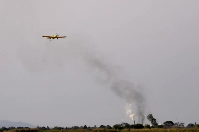 El avión hidrante de la Nación logró despegar ayer y corroboró que está controlado el incendio en la zona de Ancajulise presenta en la TV Pública