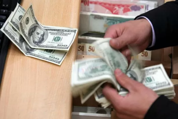 El dólar oficial subió 12 centavos y el blue se negoció sin cambios