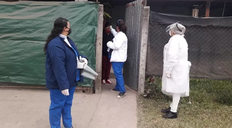 POR LA CAPITAL. El equipo del Siprosa recorre barrios en busca de febriles. Foto: Ministerio de Salud