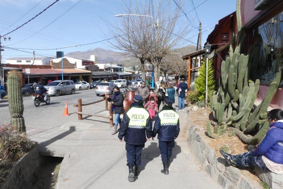 EL FRÍO NO IMPORTÓ. Volvieron los turistas a las calles y también visitaron los paisajes nevados. 