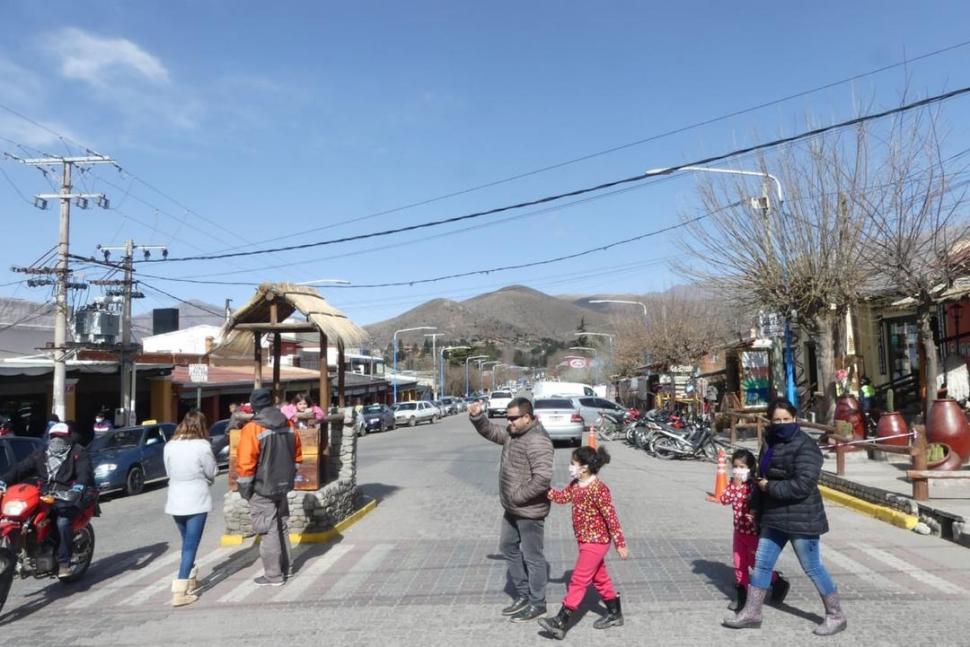 FAMILIAS. La mayoría de los visitantes que pasearon por la villa usaban barbijos, especialmente los niños.