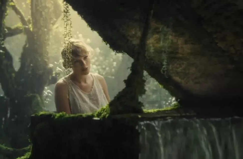 EL DISCO INESPERADO. Taylor Swift lo compuso en plena pandemia. La foto es del video de “Cardigan”. 