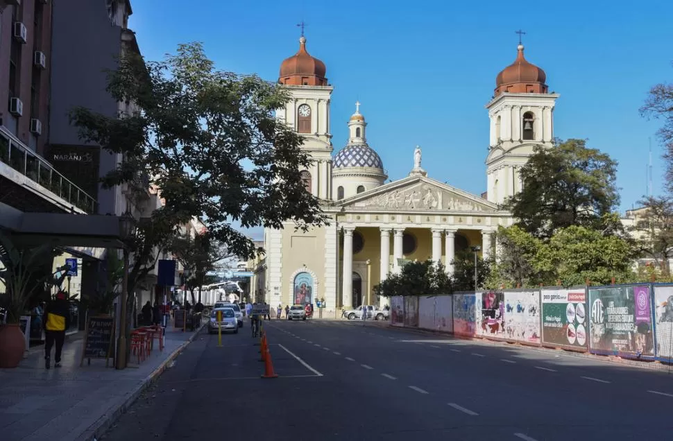 LAPRIDA. En las veredas de enfrente de la plaza principal habrá más espacio para peatones y mesas de bares. prensa municipalidad de San Miguel de Tucumán