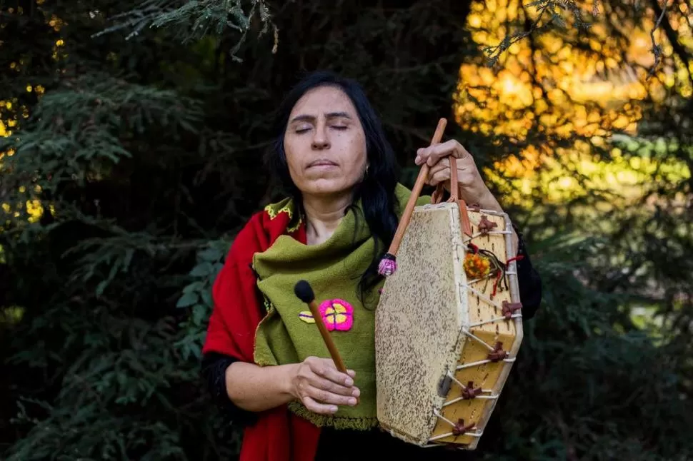 CANTO ANCESTRAL. Miriam García, con su caja. Dice que cuando canta, siente que trasciende el plano de lo real, que conecta con otras frecuencias.  