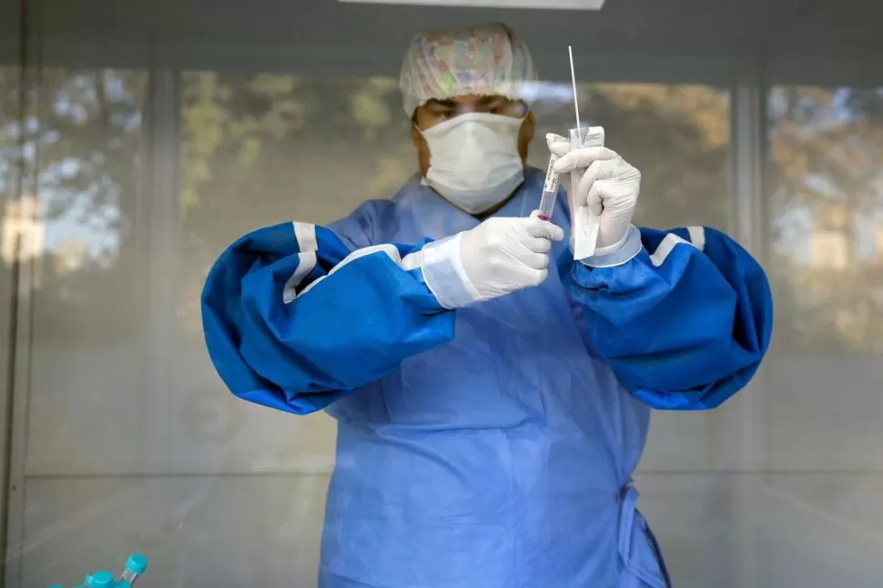 CABINA DE HISOPADO. Un médico del Siprosa, listo para la tarea. telam