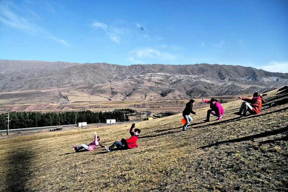 JUEGO DE NIÑOS. Varios primos disfrutaron haciendo “culipatín” en la fría mañana tafinista. la gaceta / fotos de osvaldo ripoll