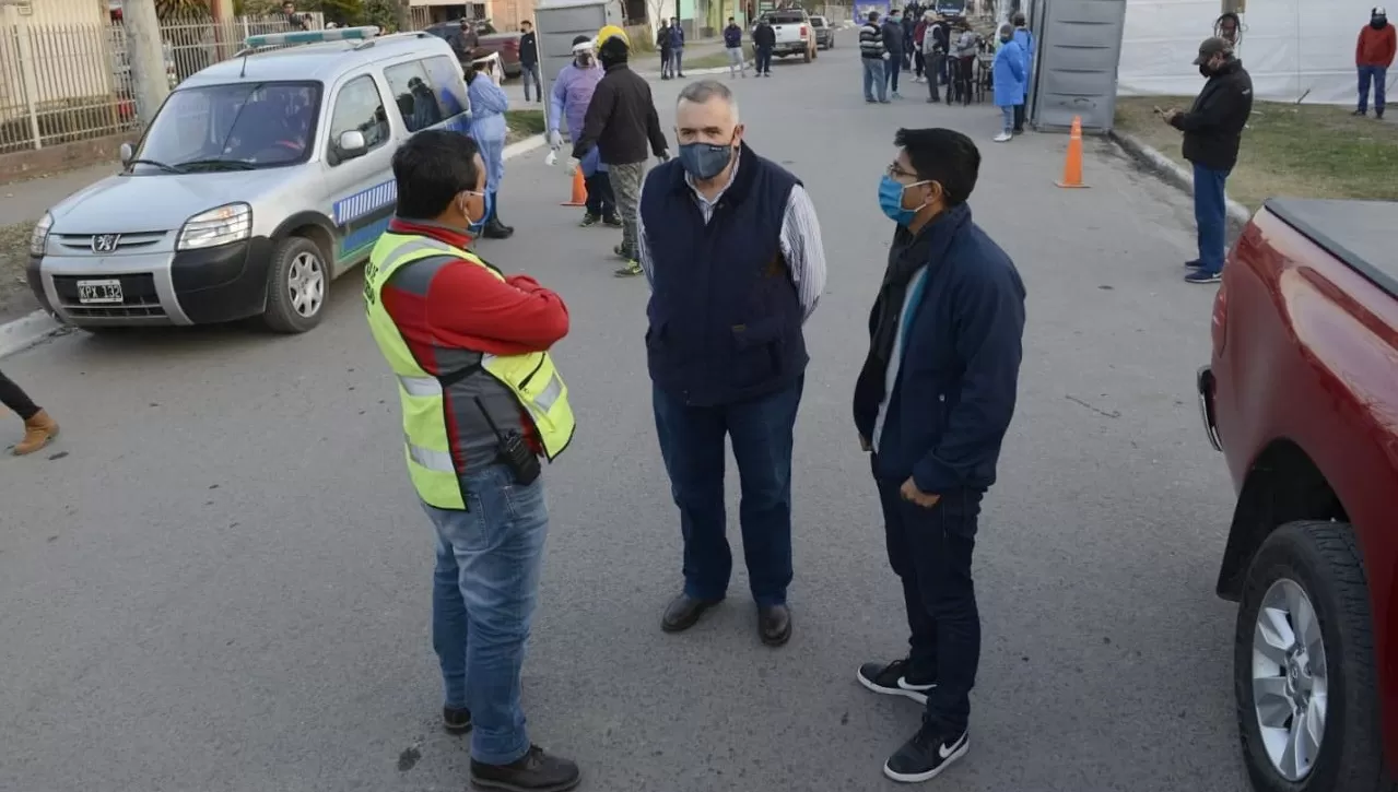 EN LASTENIA. El vicegobernador, Osvaldo Jaldo, junto al intendente de Banda del Río Salí, Darío Monteros, y al hijo de este, el legislador Gonzalo Monteros, en la zona donde se vallaron nueve manzanas.