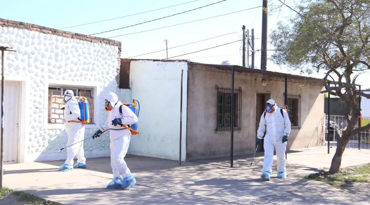 SANITIZACIÓN. Agentes efectúan tareas para combatir el virus tras el brote en Lastenia. Foto de Archivo / Comunicación Pública