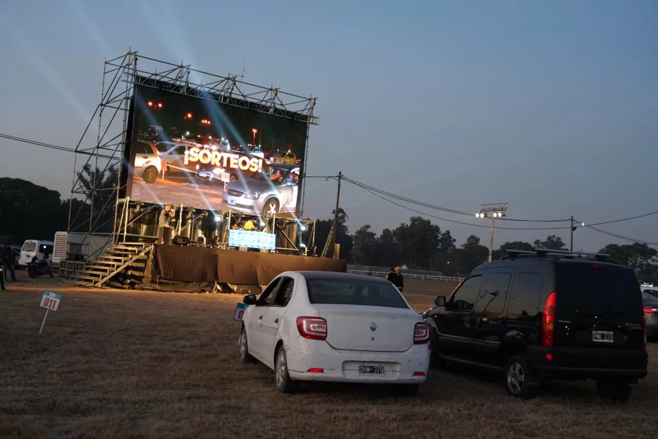 Miles de tucumanos disfrutaron del autocine del hipódromo