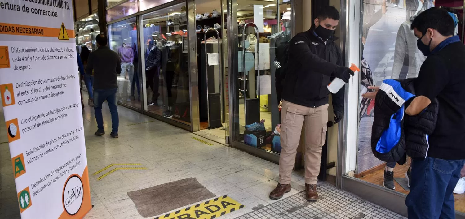 COMERCIOS. Jornada laboral en el microcentro. (ARCHIVO)