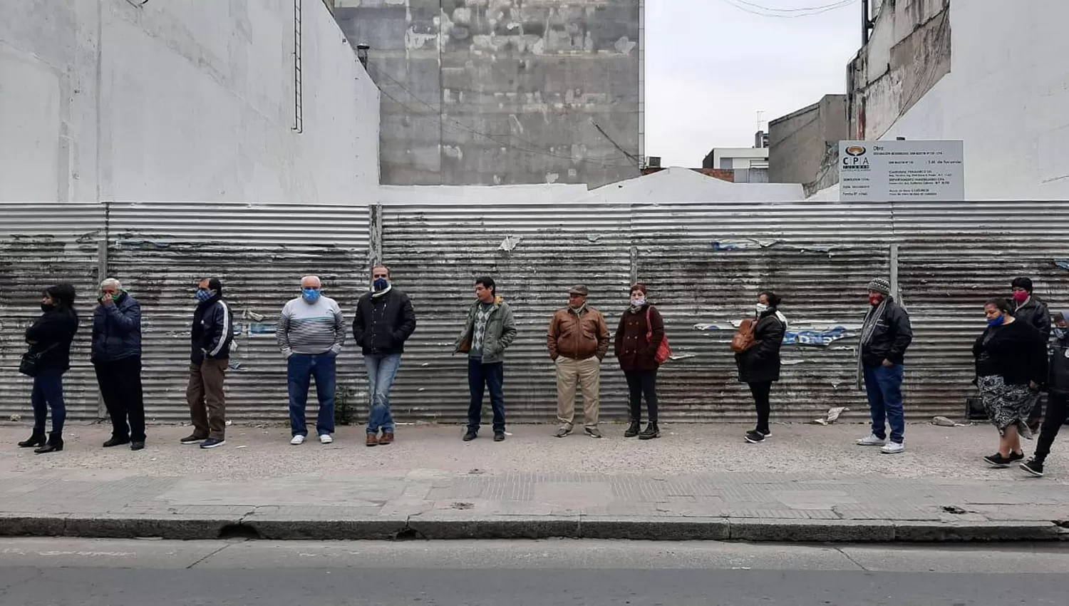 MÁS LEJOS. En las últimas semanas se vio a los tucumanos tomando menos distancia social que la sugerida.