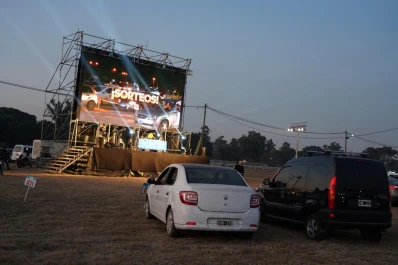 Miles de tucumanos disfrutaron del autocine del hipódromo