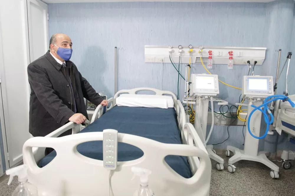 EL GOBERNADOR. Juan Mazur recorrió hospitales junto a Ginés González García.