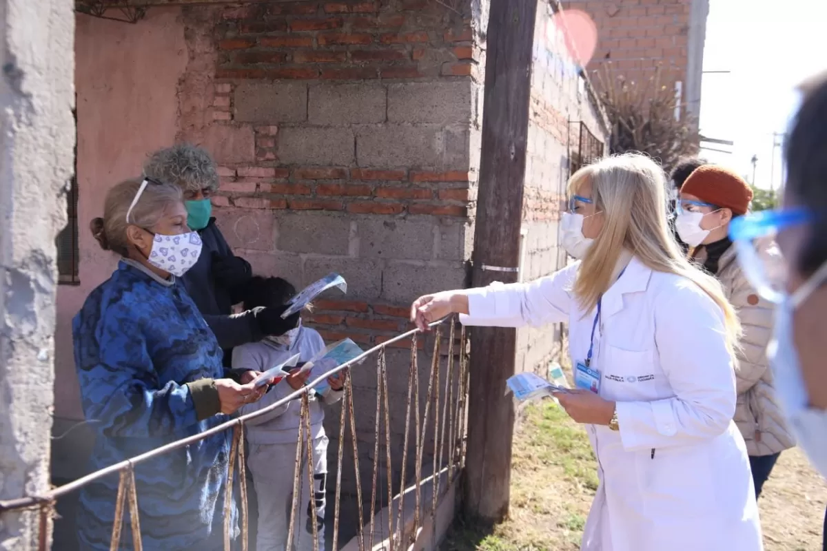 Chahla, durante una charla con los vecinos de la zona afectada en Lastenia. FOTO DE PRENSA DEL MINISTERIO DE SALUD