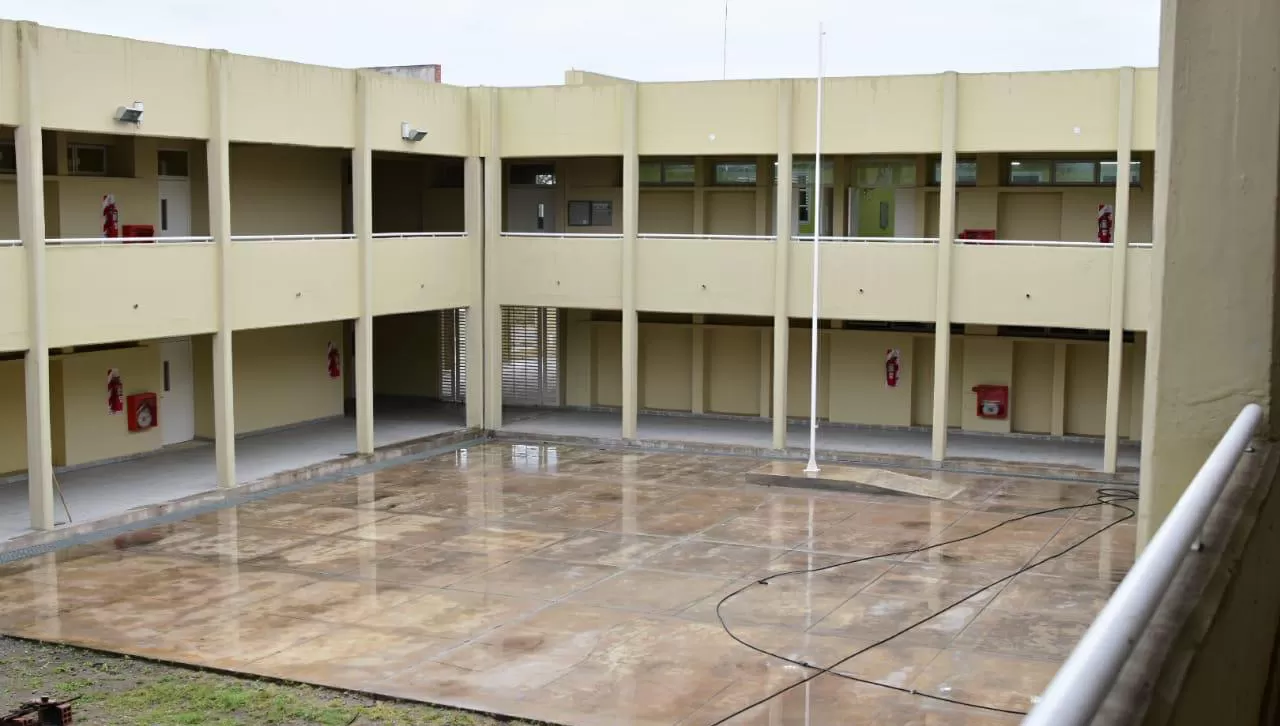 CRUCE. El secretario de Bienestar Educativo de la provincia, Marcelo Romero, respondió los cuestionamientos del diputado José Cano y del legislador José Ricardo Ascárate, respecto del no funcionamiento de la escuela Técnica 1 de Río Seco.