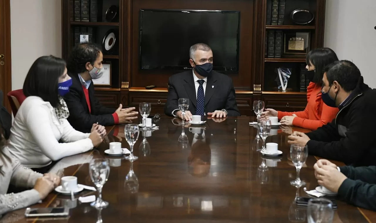 MESA DE TRABAJO. Jaldo, con Salim a su derecha, en la reunión en su despacho. Foto: Prensa HLT