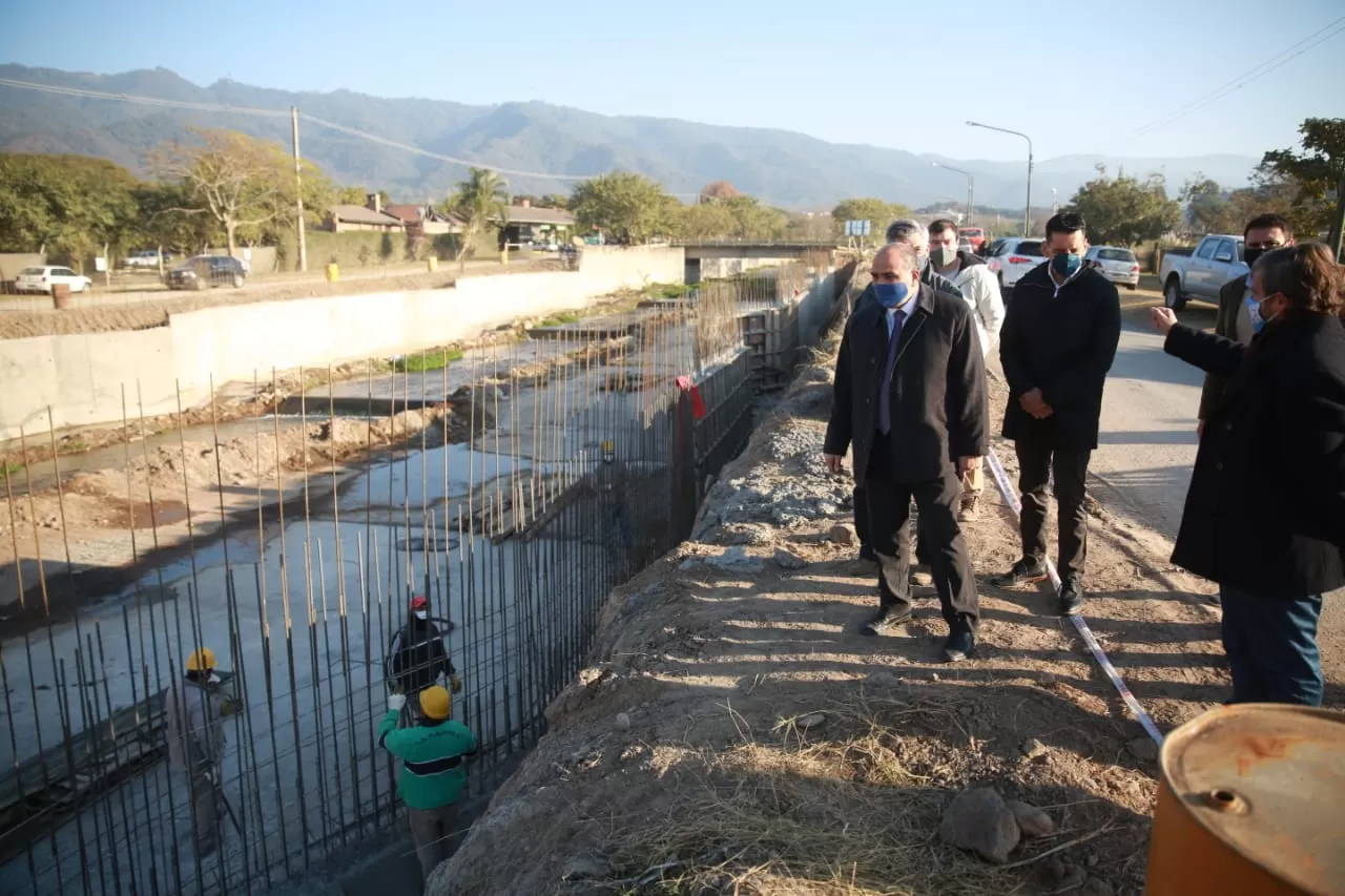 CANAL DE YERBA BUENA. Manzur y Campero recorren la obra. Foto: Comunicación Pública